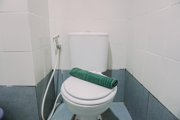 Bathroom 5, Simply Look Studio Room Akasa Pure Living BSD Apartment By Travelio, Tangerang Selatan