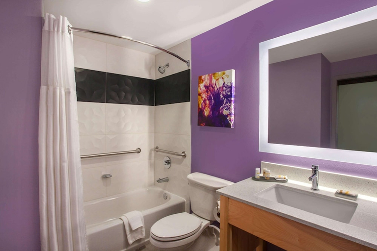 Bathroom 4, La Quinta Inn & Suites by Wyndham Madera, Madera