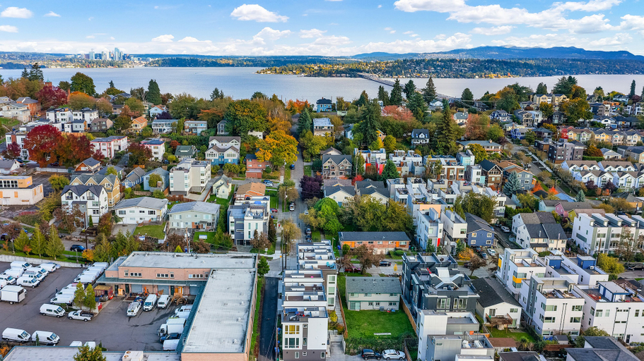 Others 5, Modern 3BR - Walk to Light Rail w/EV Charger & Parking, Seattle