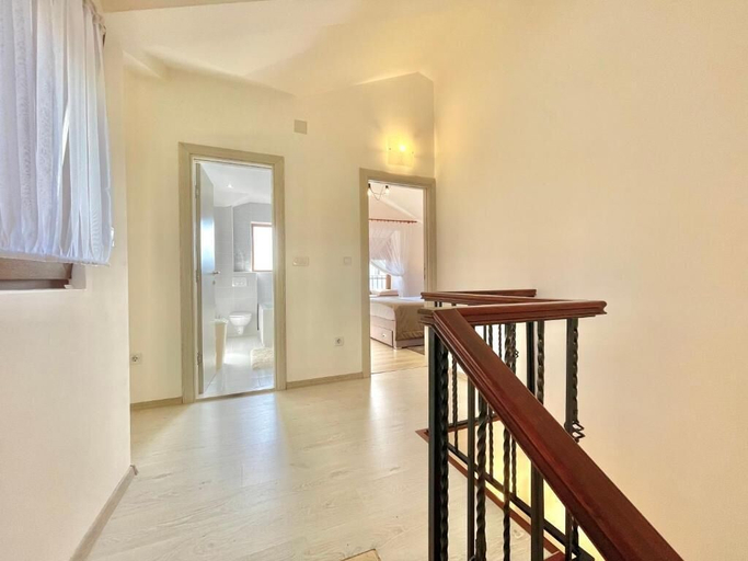 Others 4, Villa Serenity