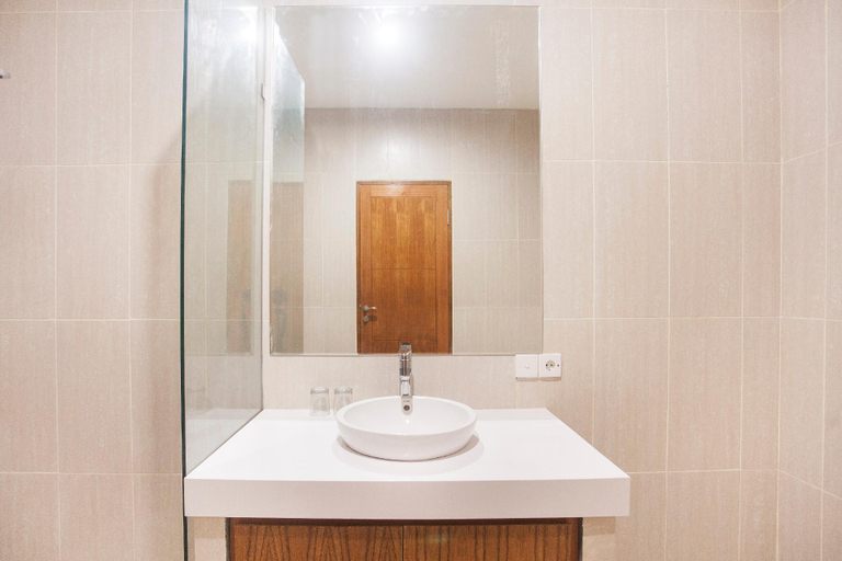 Bathroom 3, studio room with pool view near seminyak #1, Badung