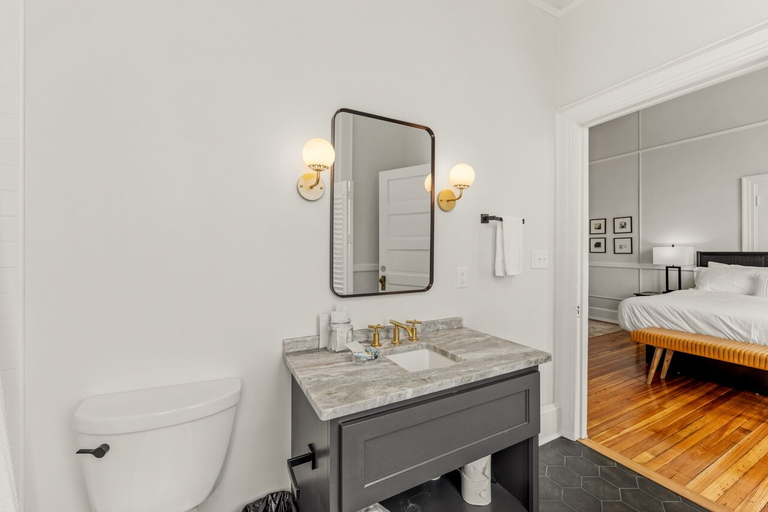 Bathroom 5, The McKey, Lowndes