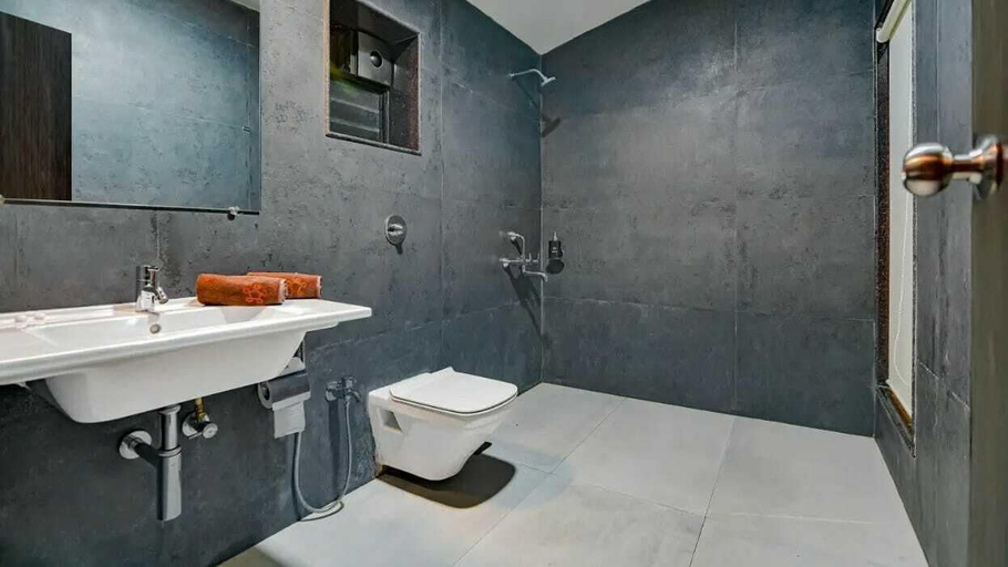 Bathroom, Hotel Strawberry Inn, Satara