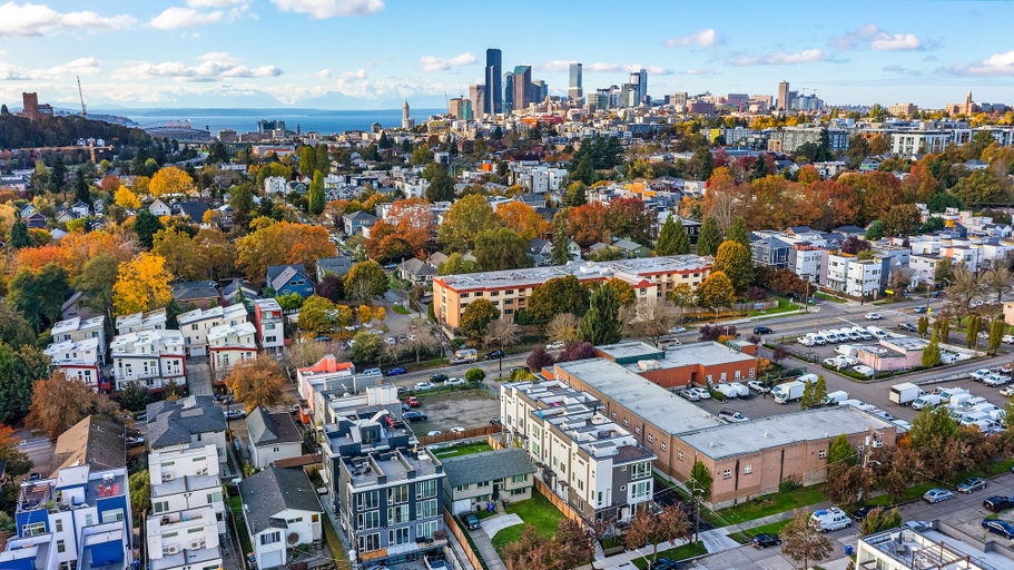 Others 4, Modern 3BR - Walk to Light Rail w/EV Charger & Parking, Seattle