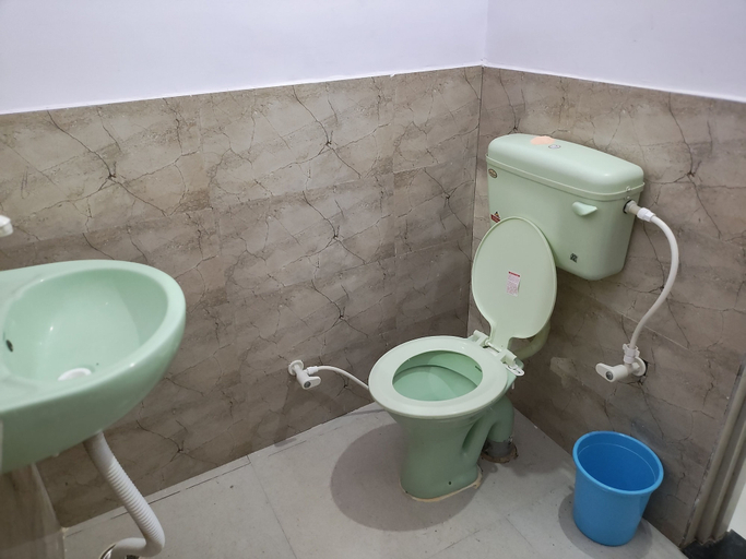 Bathroom 3, Vrindavan Hotel, Mathura