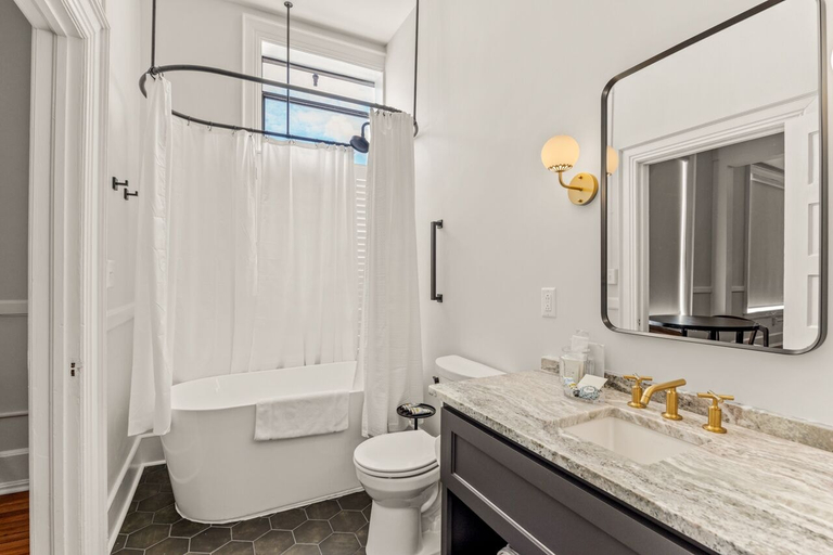 Bathroom 4, The McKey, Lowndes