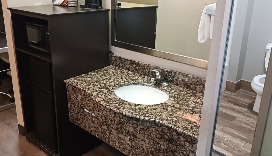 Bathroom 5, Super 8 by Wyndham Richland MS, Rankin