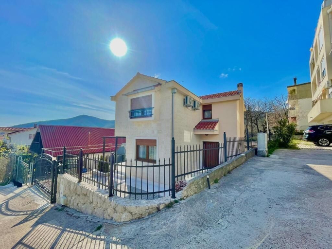 Exterior & Views 2, Villa Serenity