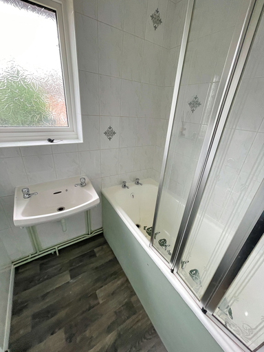 Bathroom, 6 Person Spacious Home with Garden, Barnsley