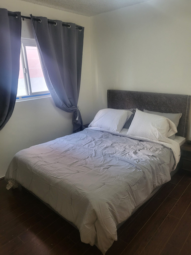 Bedroom 5, 11th place, Los Angeles