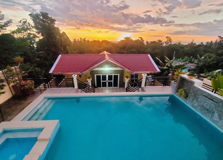 Big Modern Home with Private Pool for 20pax, Sablayan