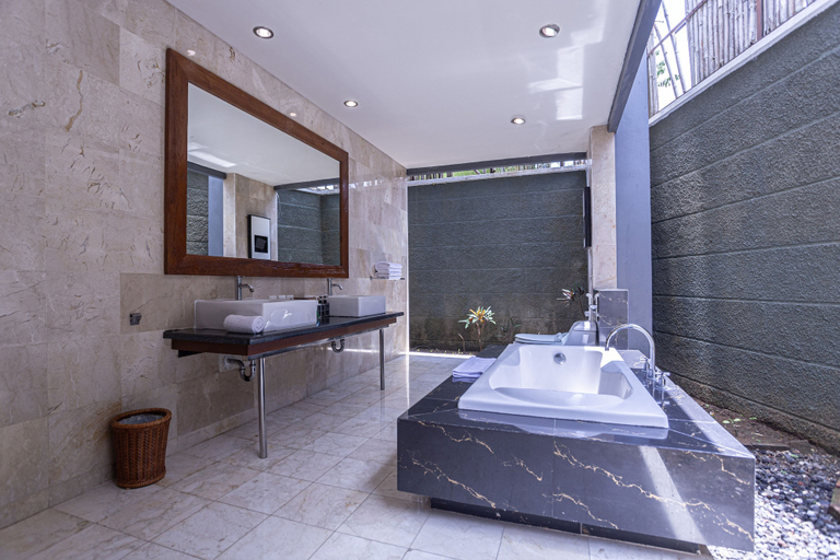 Bathroom 18