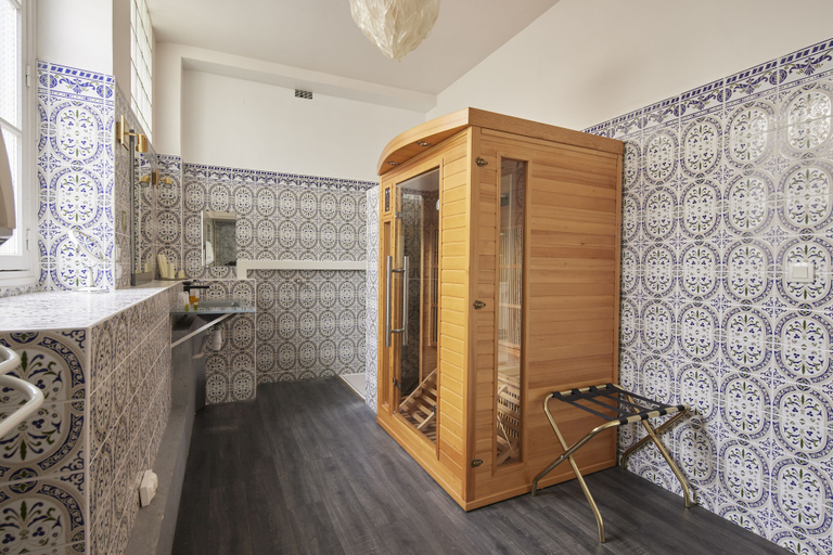 Bathroom 5, Château de la Marjolaine, Aisne