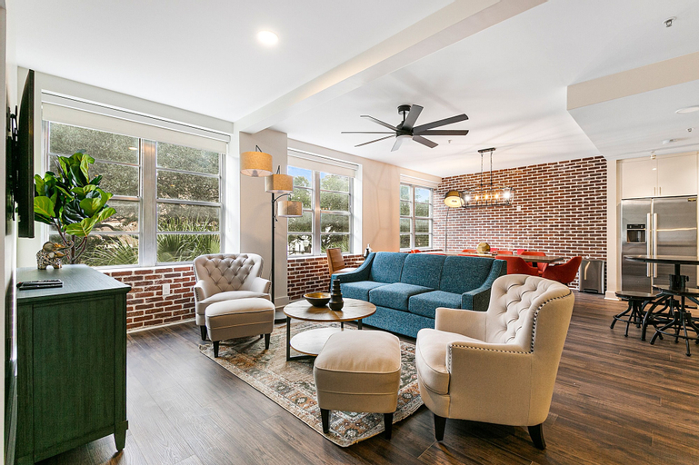 Gorgeous 4BR Condo Steps to FQ, Orleans