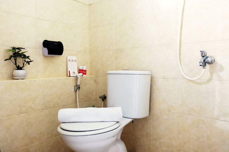 Bathroom, Cozy 2 BR Green Park View Daan Mogot Apartment By Travelio, Jakarta Barat