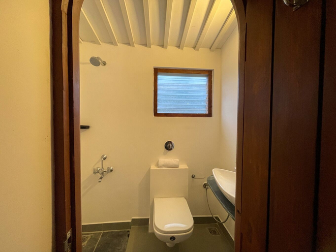 Bathroom 5, Lahe by Loka, Viluppuram