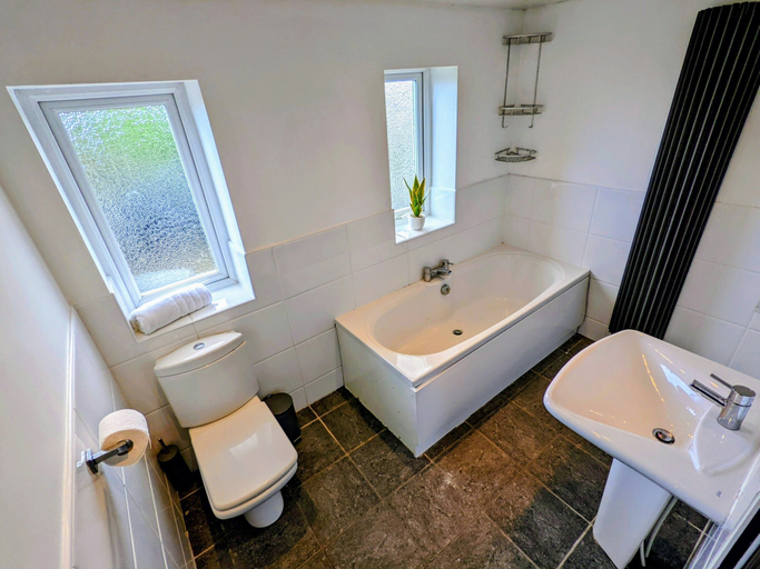 Bathroom 3, No 7, Knowsley