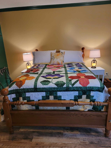 Bedroom 3, Moonlight Manor Bed and Breakfast, Floyd
