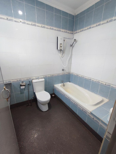 Bathroom 5, Sunny Homestay Kuching - Landed House (14 Pax), Kuching