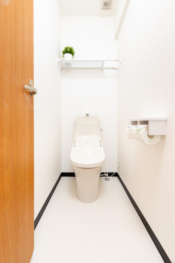 Bathroom 3, yue-5 mins walk to the station 9 mins to Namba, Osaka