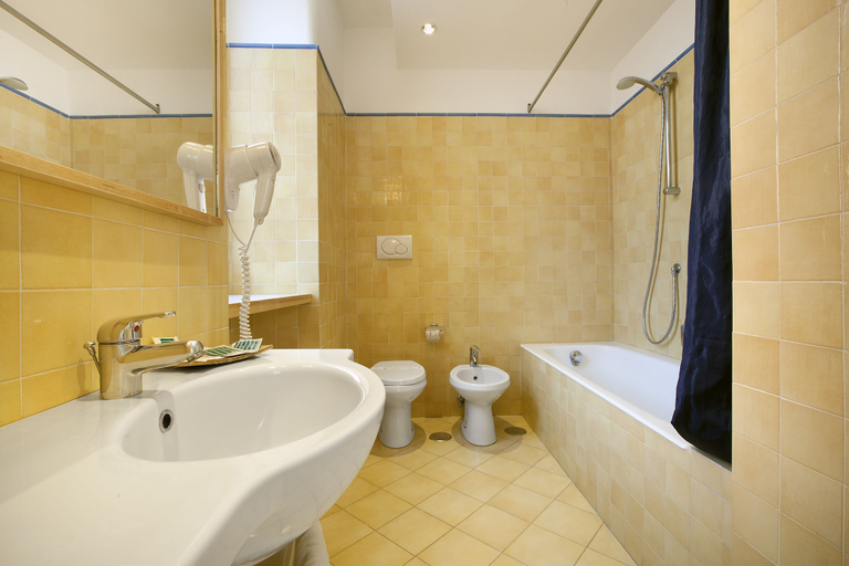 Bathroom 2, Sorrento Apartments ONE, Napoli