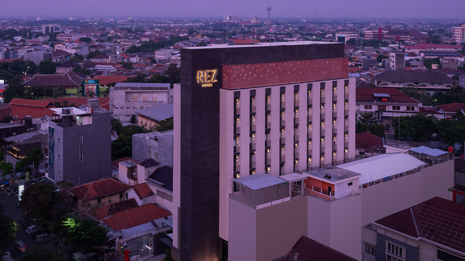 Exterior & Views 21
