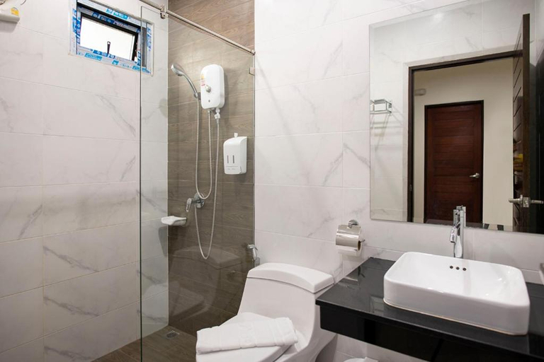 Bathroom 3, Thip Thip Hotel, Mueang Krabi