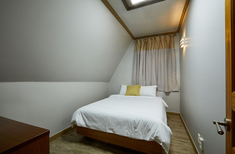 Bedroom 2, California Hotel, Buan