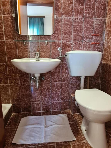 Bathroom 2, Olive Garden Apartments Petrovic