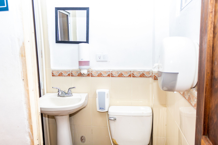 Bathroom 3, Yali Hotel & Resort, Tamanique