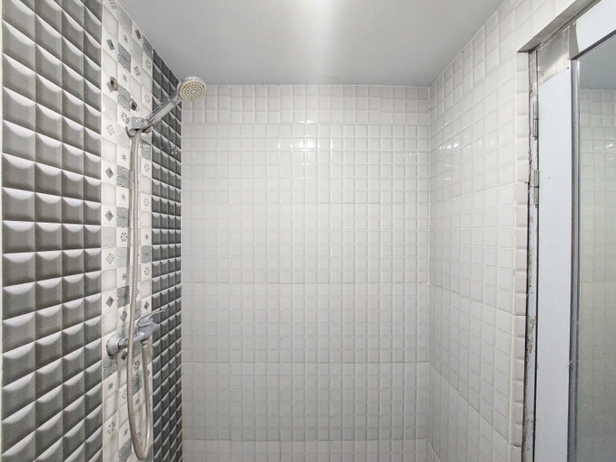 Bathroom 5, Homey and Warm Studio Apartment at Mansyur Residence By Travelio, Medan