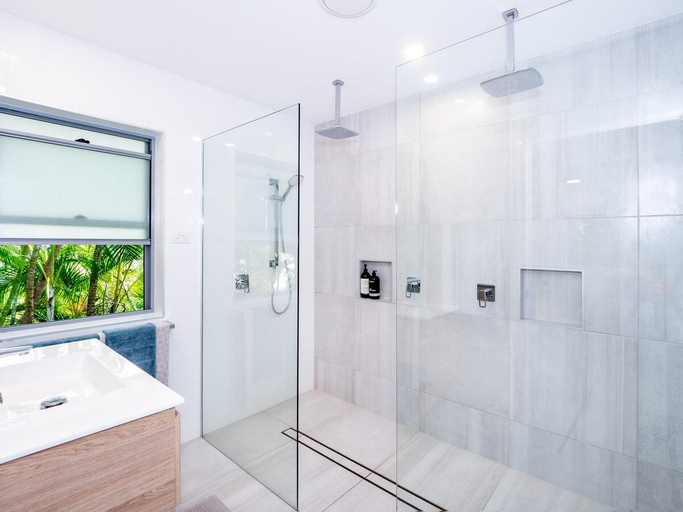 Bathroom, Tropical Beach front Family House @ Cairns Beaches, Cairns