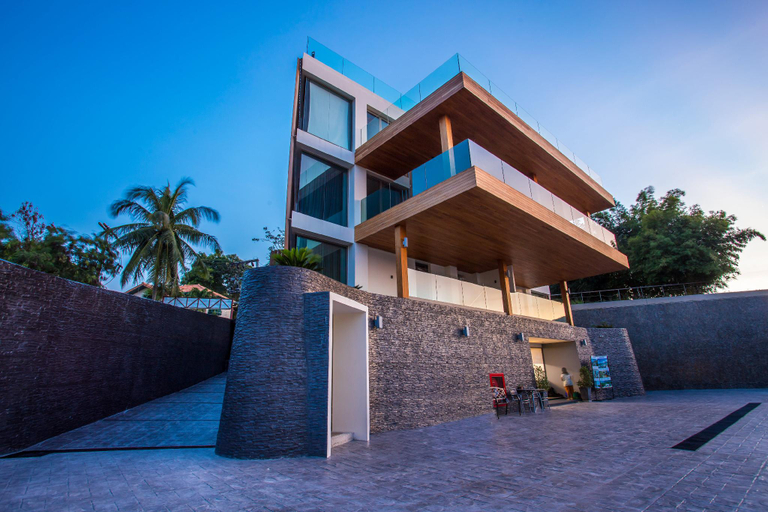 Exterior & Views