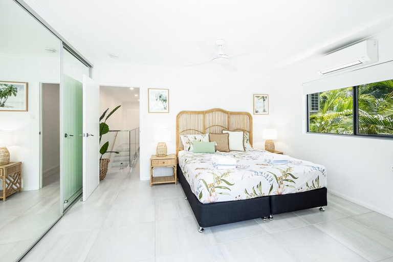 Bedroom 2, Tropical Beach front Family House @ Cairns Beaches, Cairns
