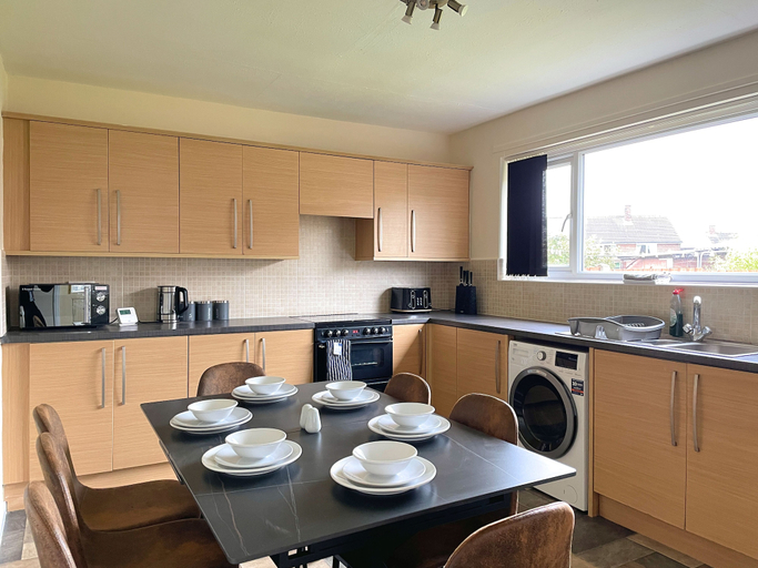 Others 4, 6 Person Spacious Home with Garden, Barnsley