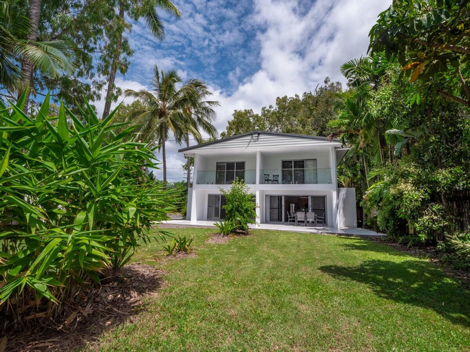 Tropical Beach front Family House @ Cairns Beaches, Cairns
