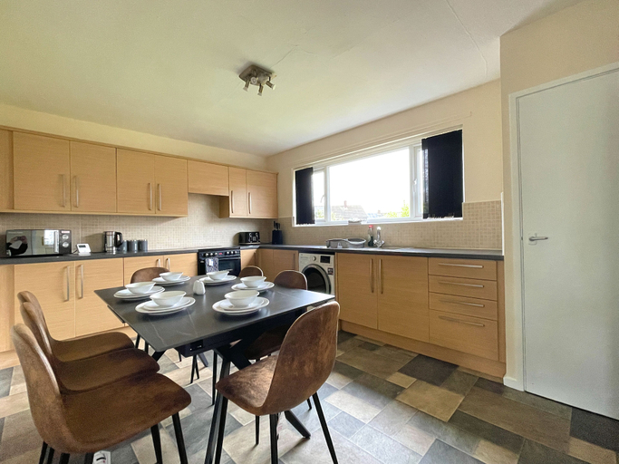 Others 3, 6 Person Spacious Home with Garden, Barnsley