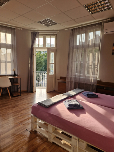 Bedroom 2, Lambo's Corner, Varna