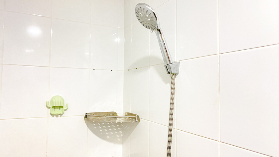 Bathroom 5, Modern and Classic 2BR at Green Pramuka City Apartment By Travelio, Jakarta Pusat