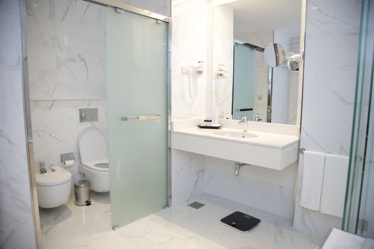 Bathroom 4, Hotel Continental Horizonte, Maianga