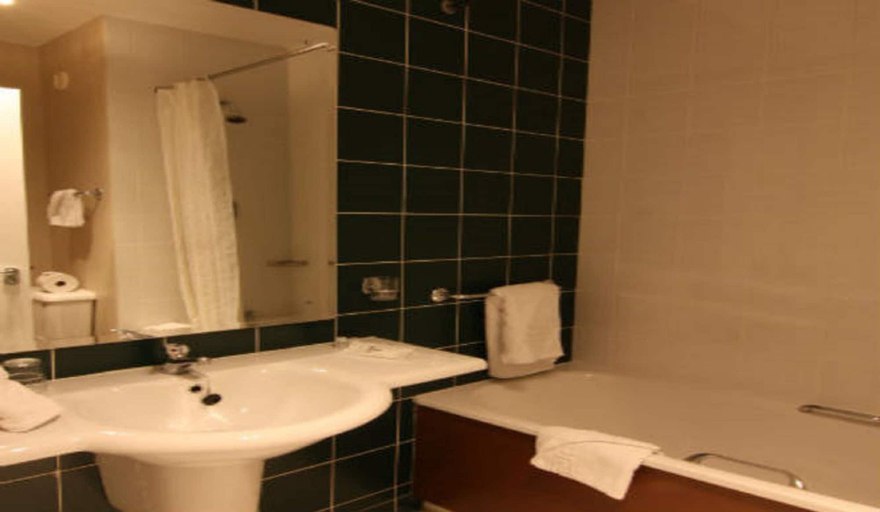 Bathroom 4, City Hotel Derry, Derry and Strabane