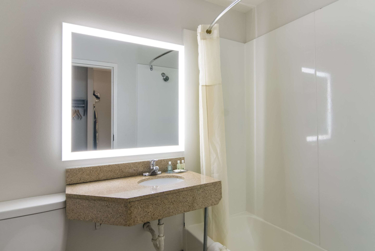 Bathroom 4, Quality Inn Aurora - Naperville Area, Dupage