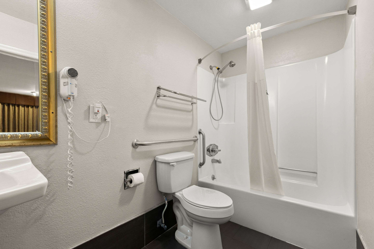 Bathroom 4, Econo Lodge White Pine Morristown I-81 & I-40 Split, Jefferson