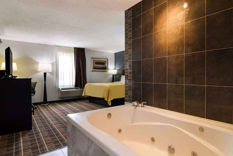 Bathroom 4, Quality Inn Aurora - Naperville Area, Dupage
