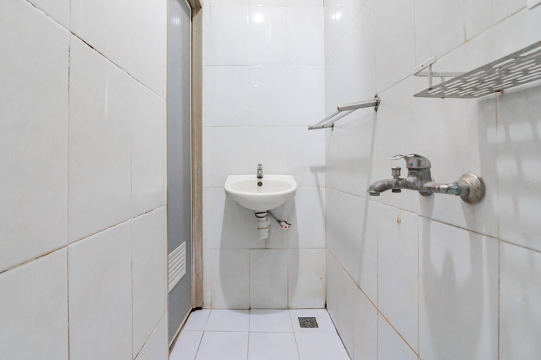 Bathroom 3, RedDoorz Plus @ Hotel Sofia Pangandaran, Pangandaran