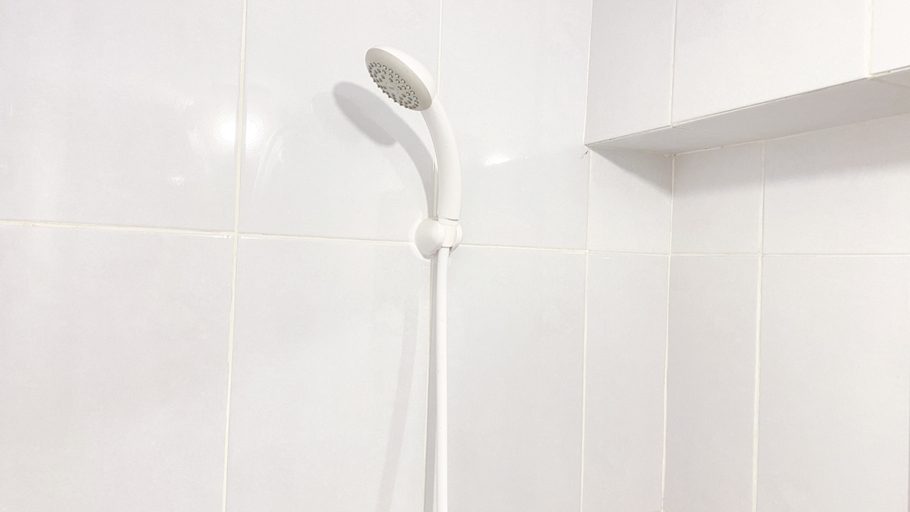 Bathroom 5, Cozy and Homey Studio Room Tokyo Riverside PIK 2 Apartment By Travelio, Tangerang