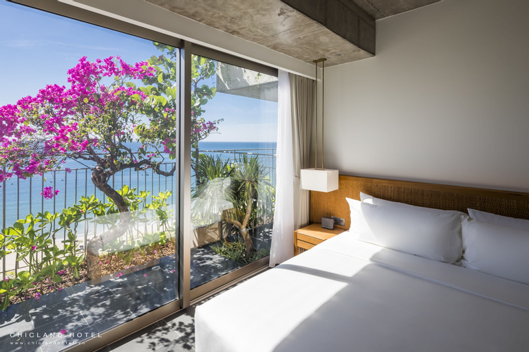 Exterior & Views 27