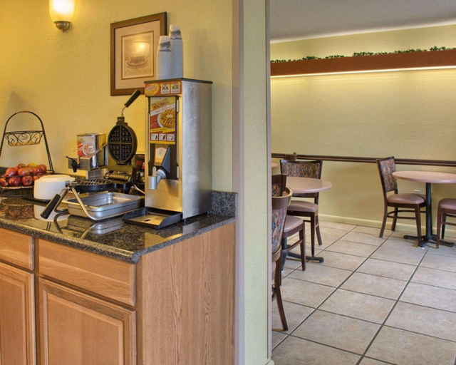 Food & Drinks 5, Rodeway Inn Richmond West End, Henrico