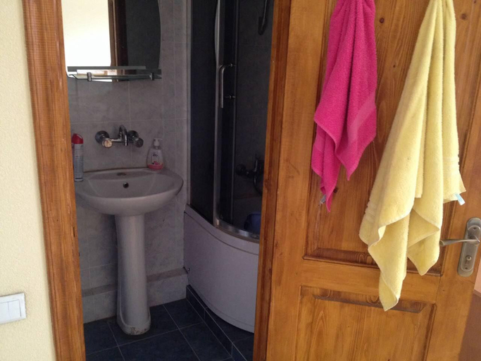 Bathroom 2, Old Metekhi Apartment, Tbilisi