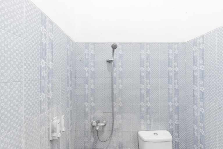 Bathroom 3, RedDoorz @ Kings Hotel near CSB Mall, Cirebon